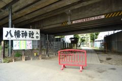 115-赤羽八幡神社への入口＝上は新幹線が通っている