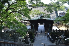 仁王門への階段