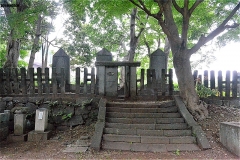 真間山弘法寺：松平直基の墓標
