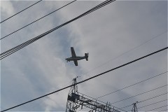 東京調布飛行場を離発着する飛行機が大きく見える